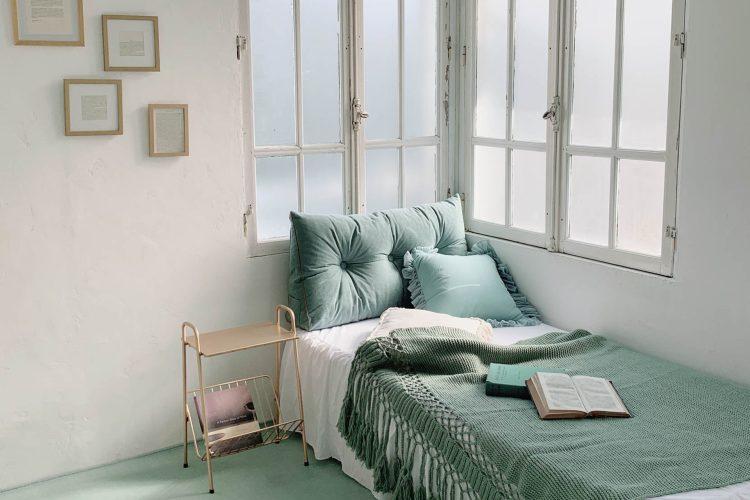 2F 白壁 窓とベッド