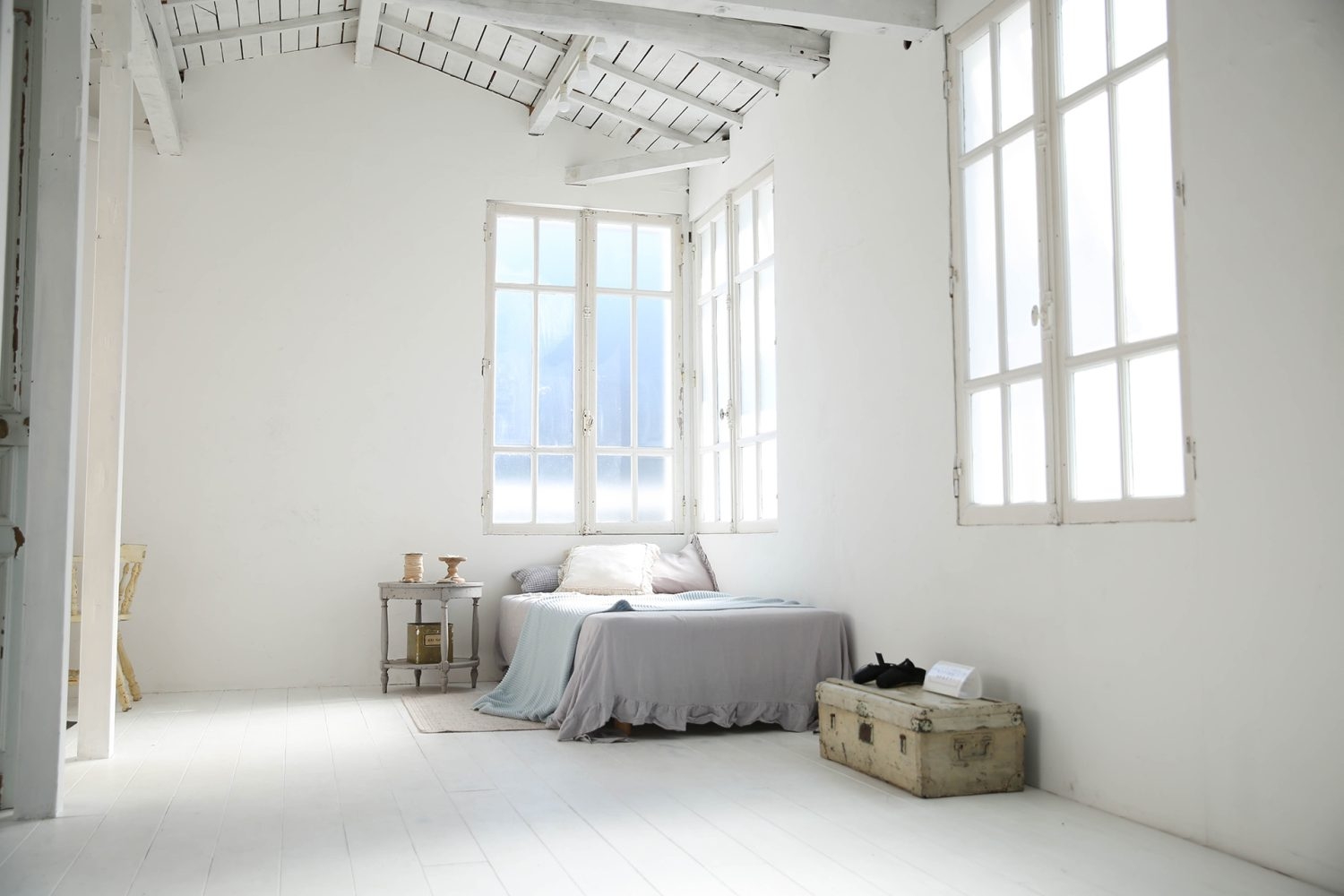 2F 白壁 窓と白床 / ベッド