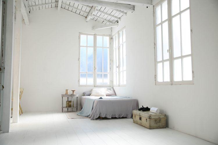2F 白壁 窓と白床 / ベッド