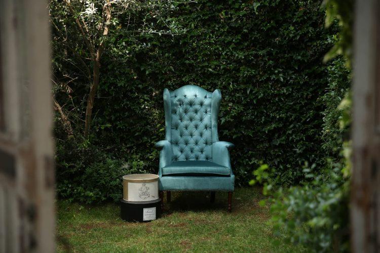 庭C 蔦壁と椅子