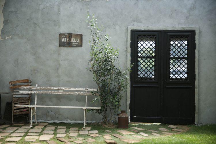 庭B モルタル壁と黒い扉 / 石畳