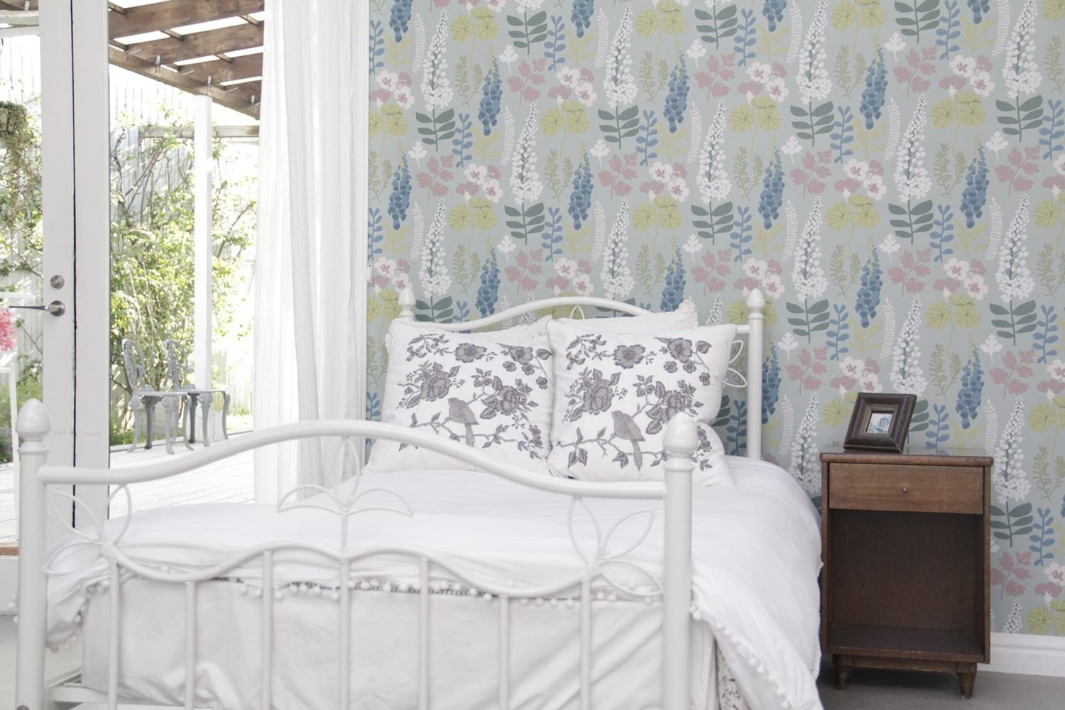 ボタニカル柄の壁