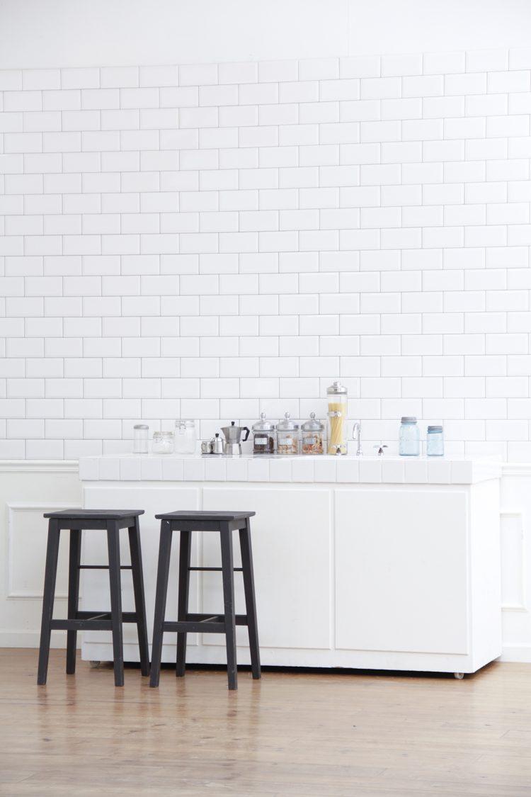 白タイル壁と可動式キッチン