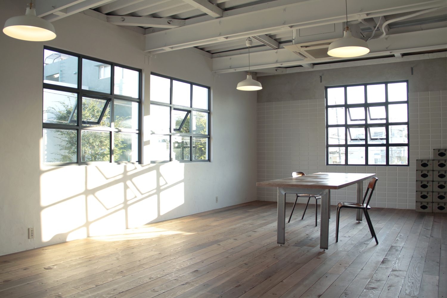 大きなアイアン窓とウッドの床の2F