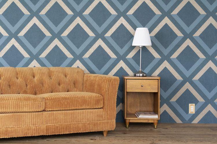 ヴィンテージ感のある壁紙とソファ