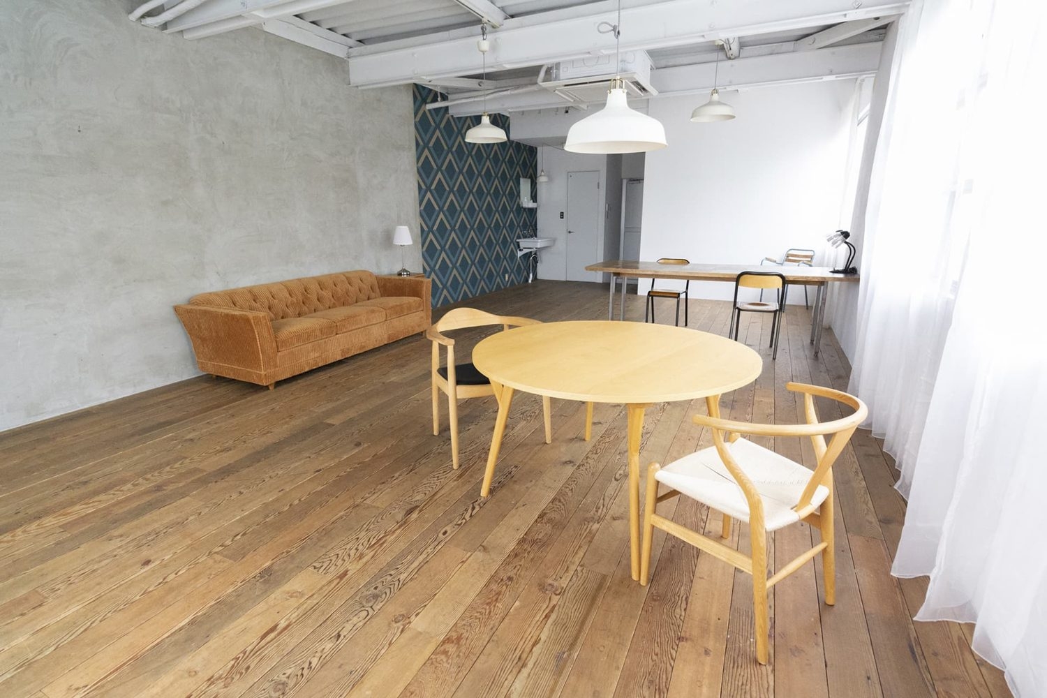 奥にはアメリカンな洗面台もあります