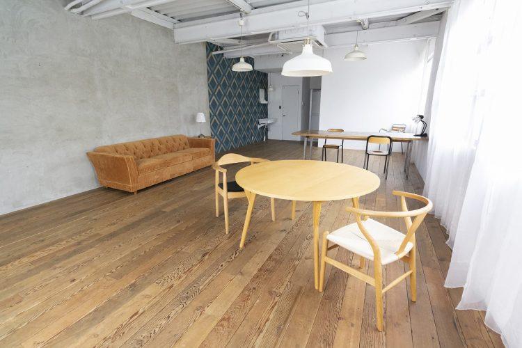 奥にはアメリカンな洗面台もあります