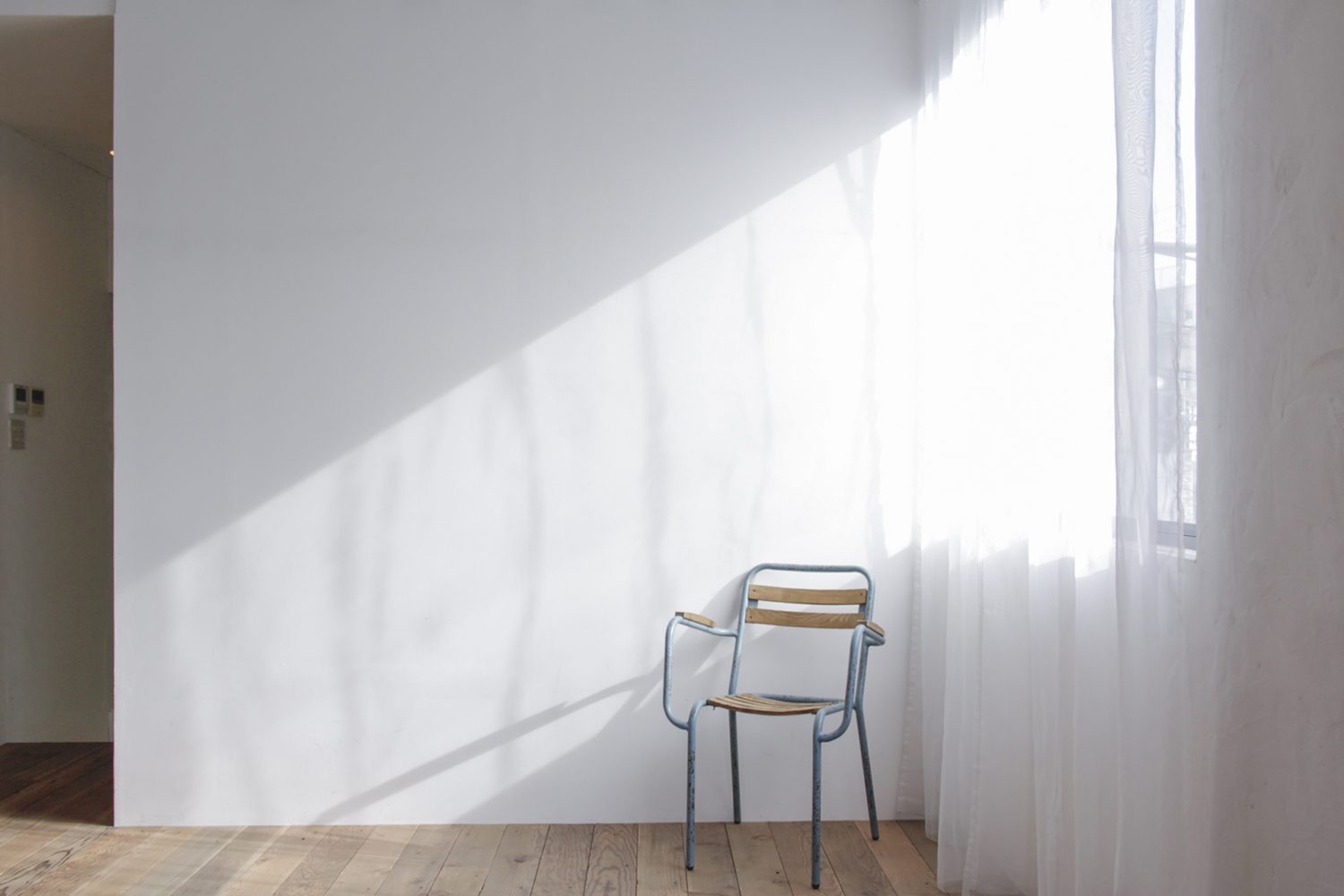 ニュアンスのある漆喰の白壁