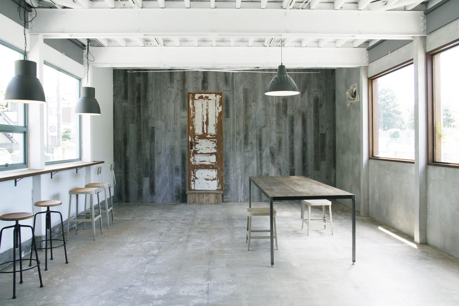 味のある古材壁ドア