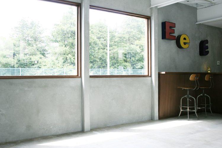 モルタル壁と大窓