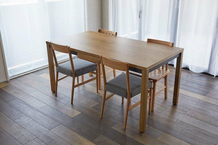 木目の綺麗なダイニングテーブル