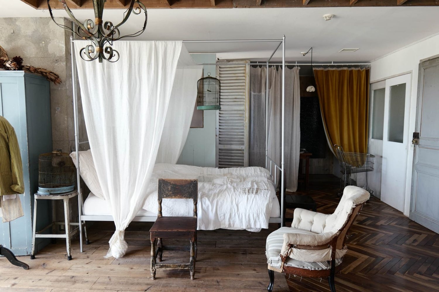 自然光の入る天蓋付きベッド