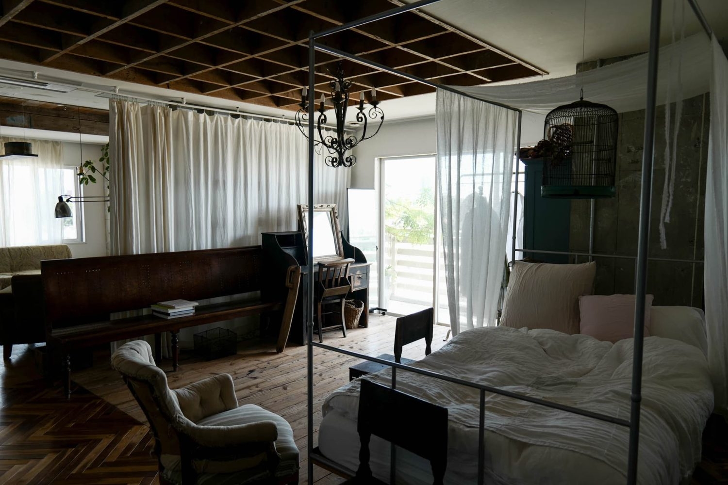 リネンガーゼのカーテンで光量調整可能