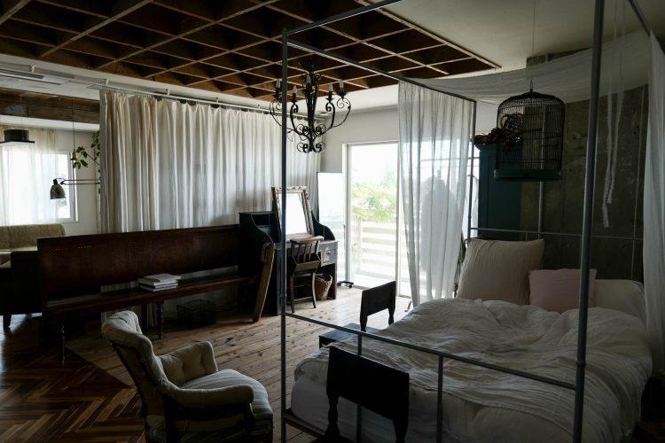 リネンガーゼのカーテンで光量調整可能