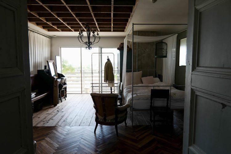 玄関からベランダに向けて