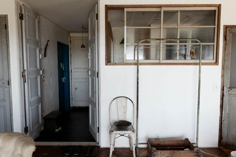 ベランダから玄関に向けて