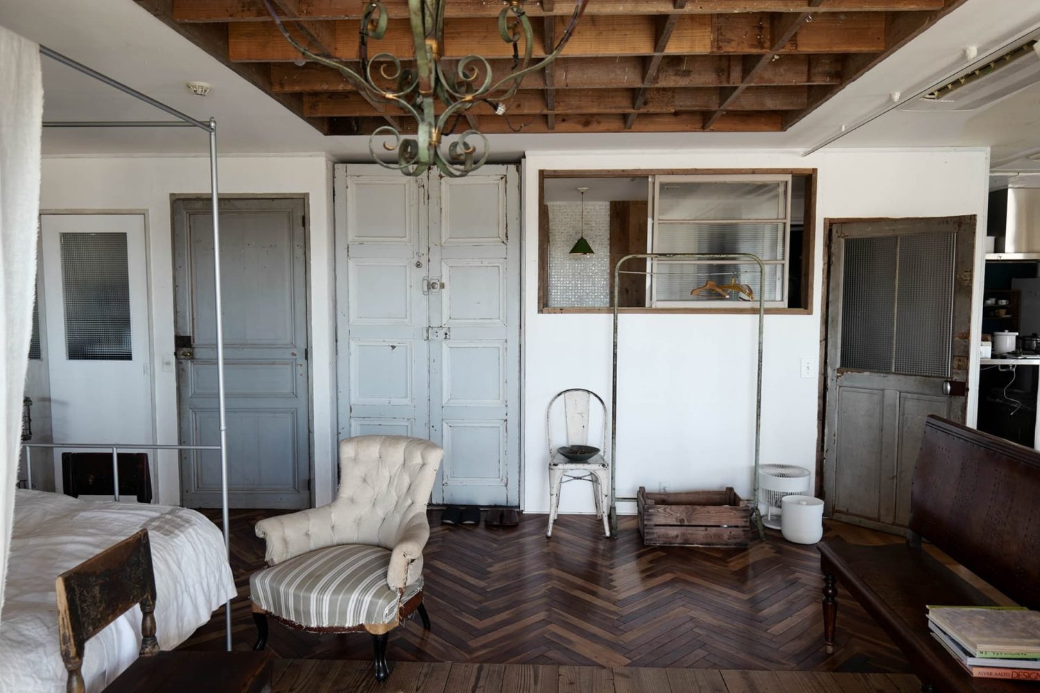 玄関前の大扉は閉めても撮影可能