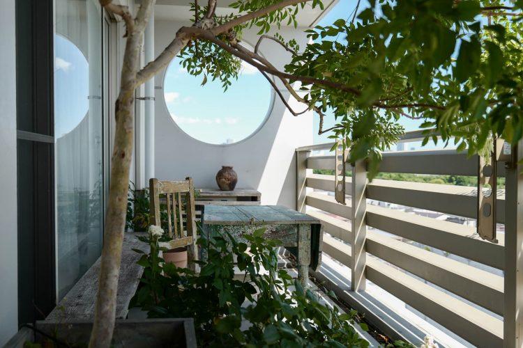 ベランダのテーブルとチェア