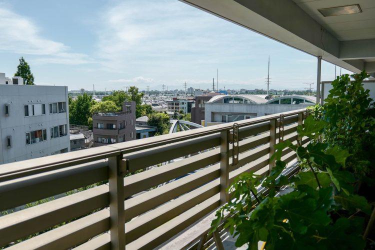 周囲に高い建物はありません