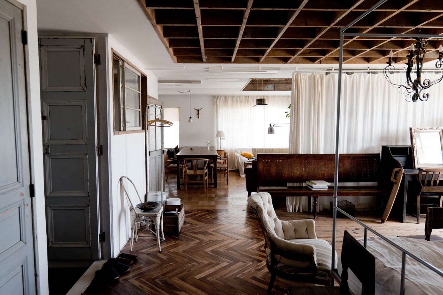 床はヘリンボーン、市松、足場板など様々