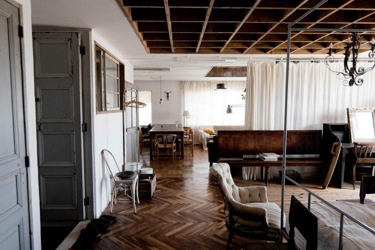 床はヘリンボーン、市松、足場板など様々