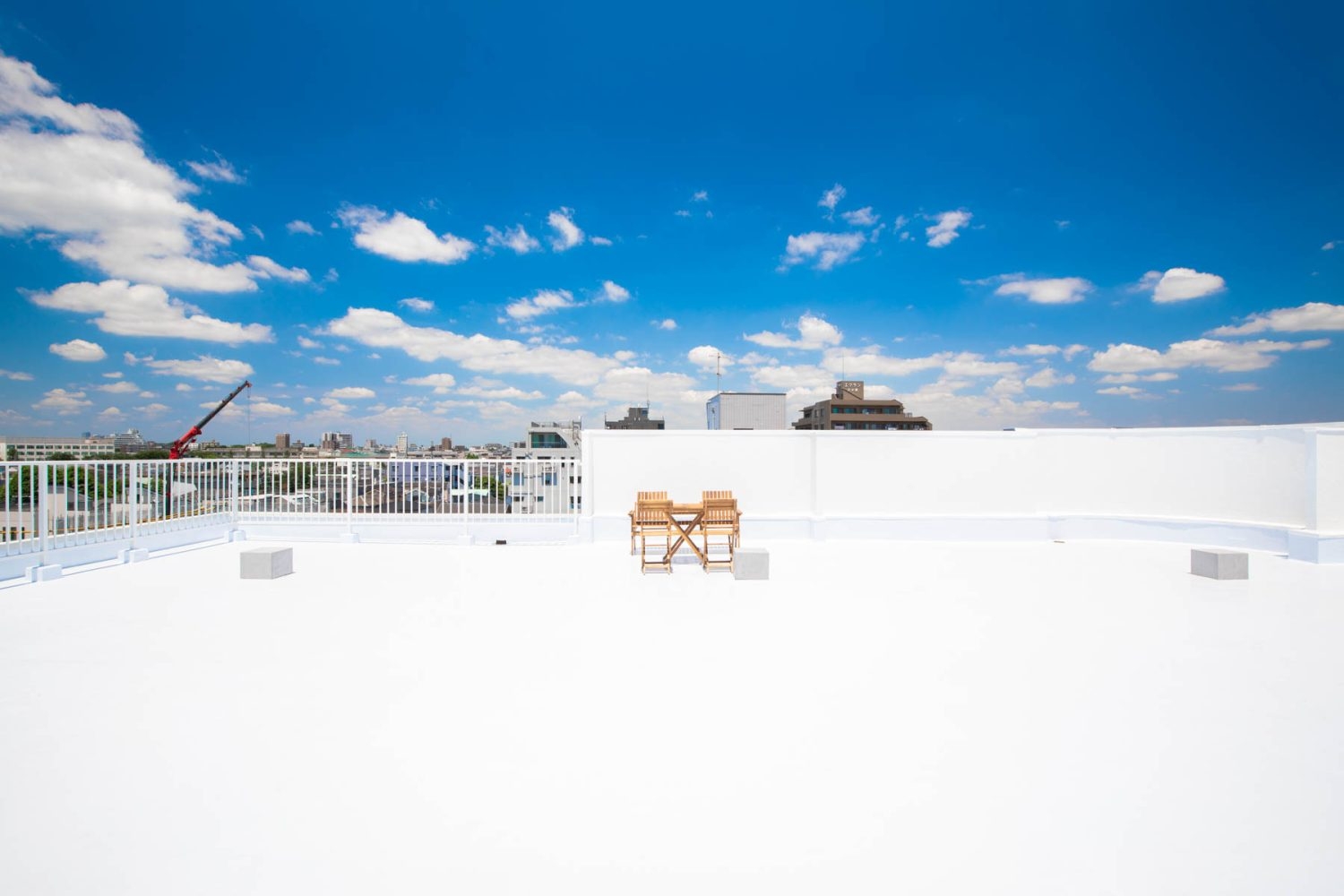 開放感のあるシンプルな屋上