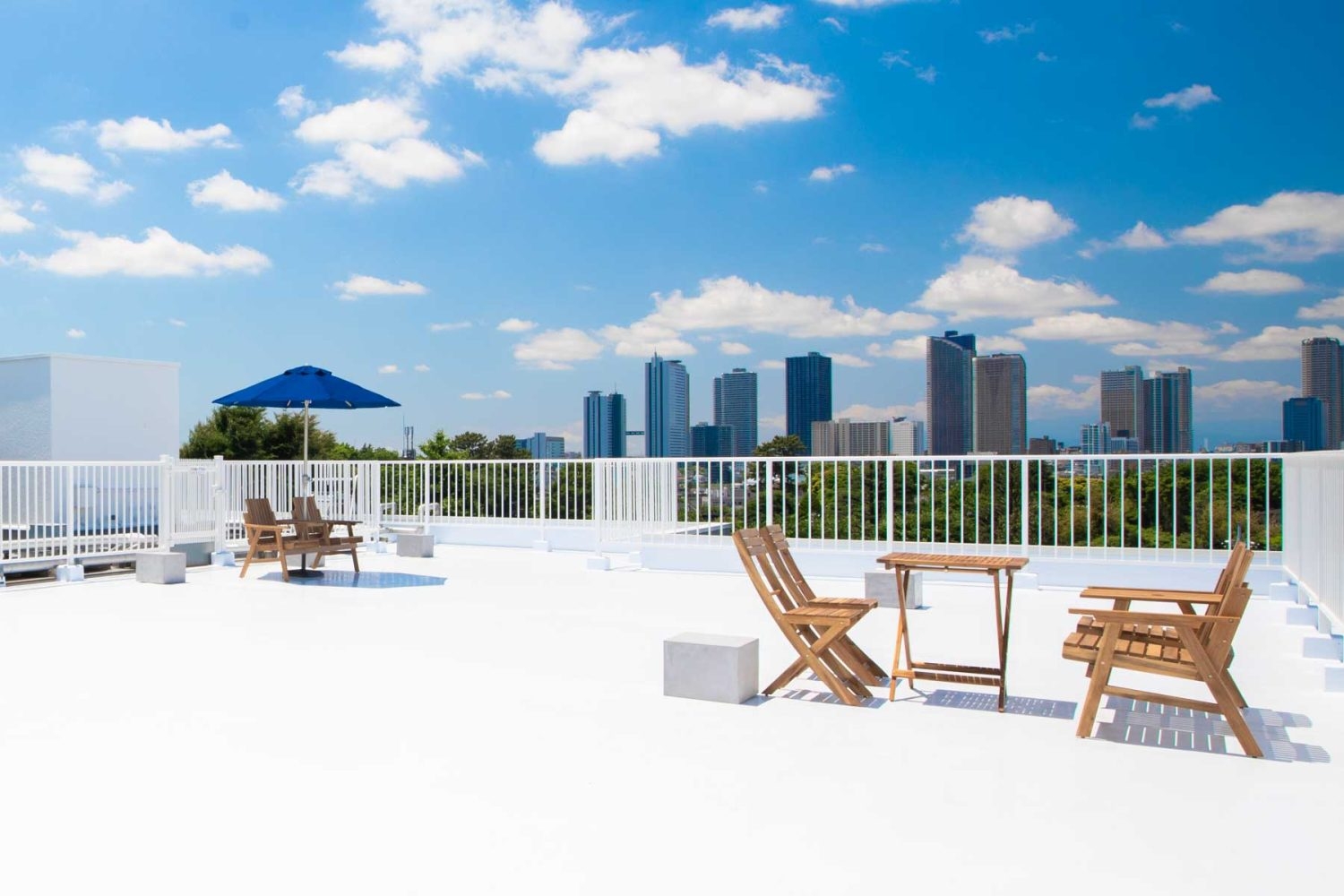 高層ビルバックのシーン可能