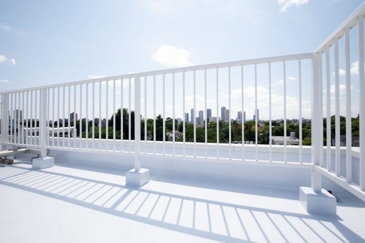 空や緑に映える白い柵