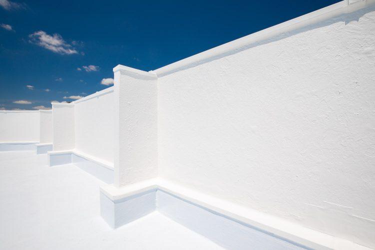 高さ1.8mテクスチャある白壁