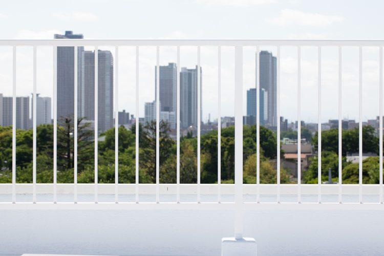 柵越しに見えるビル