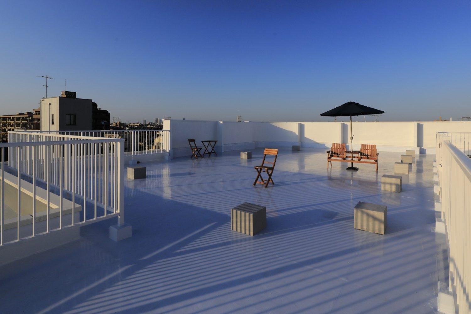 夕日に照らされる屋上