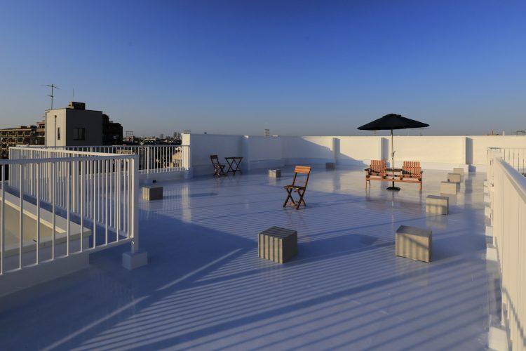 夕日に照らされる屋上