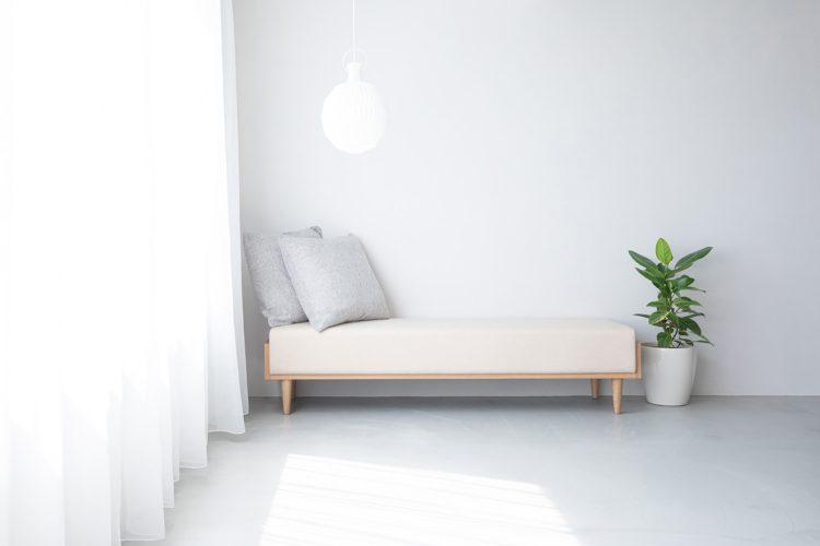 やわらかい光あふれる白壁