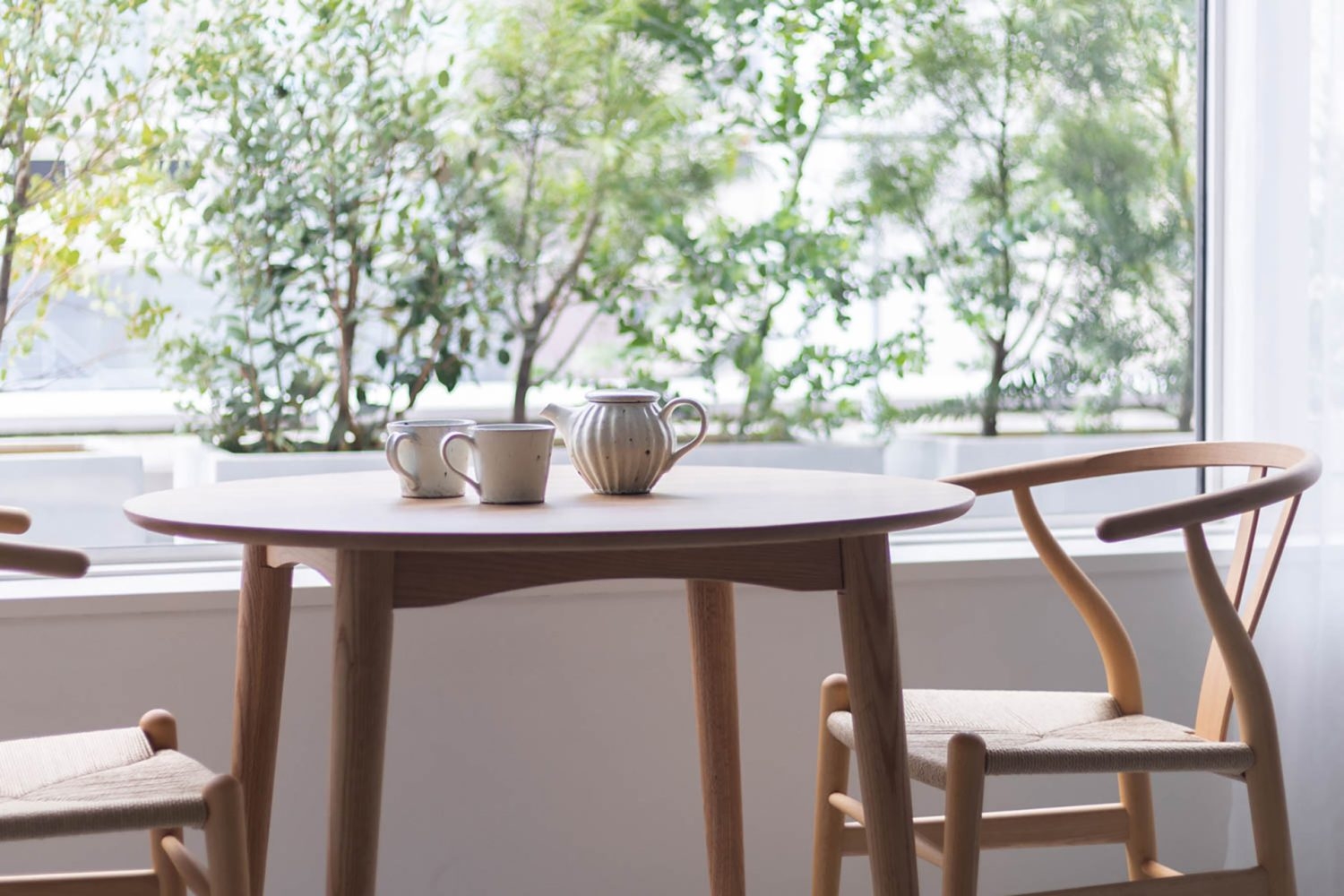 バルコニーの植物を活かしたシーン