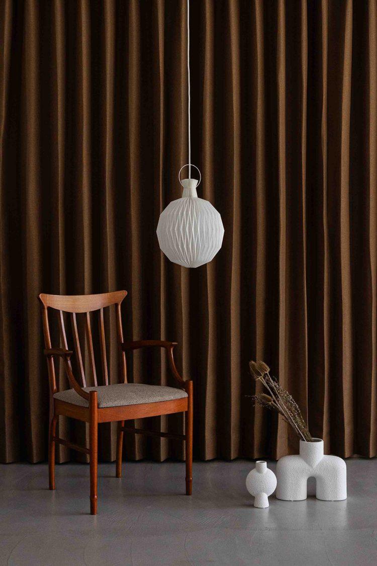 アンティークの椅子とオブジェ