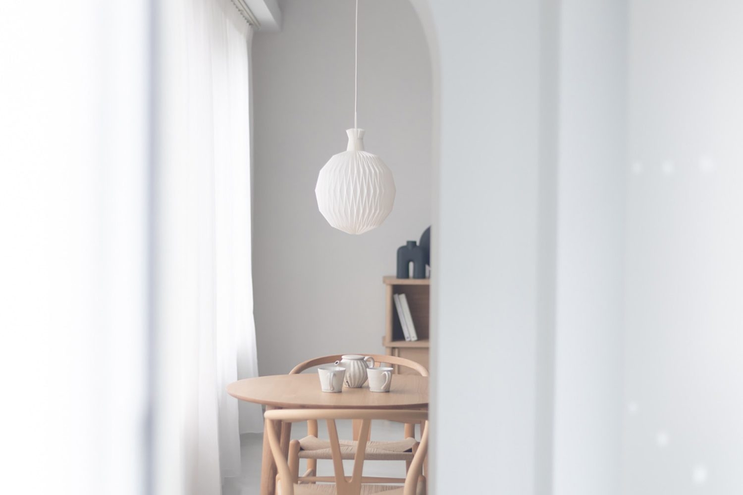 アーチ型出入口からのシーン