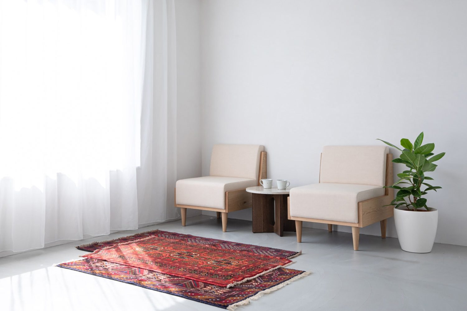 ヴィンテージ絨毯と白壁