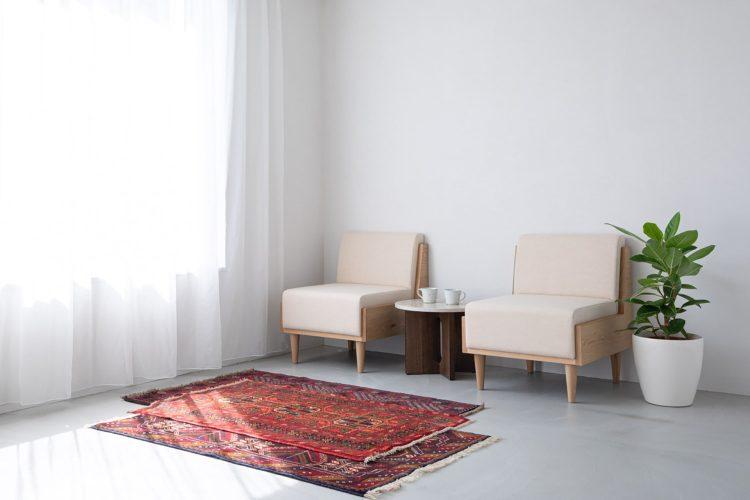 ヴィンテージ絨毯と白壁