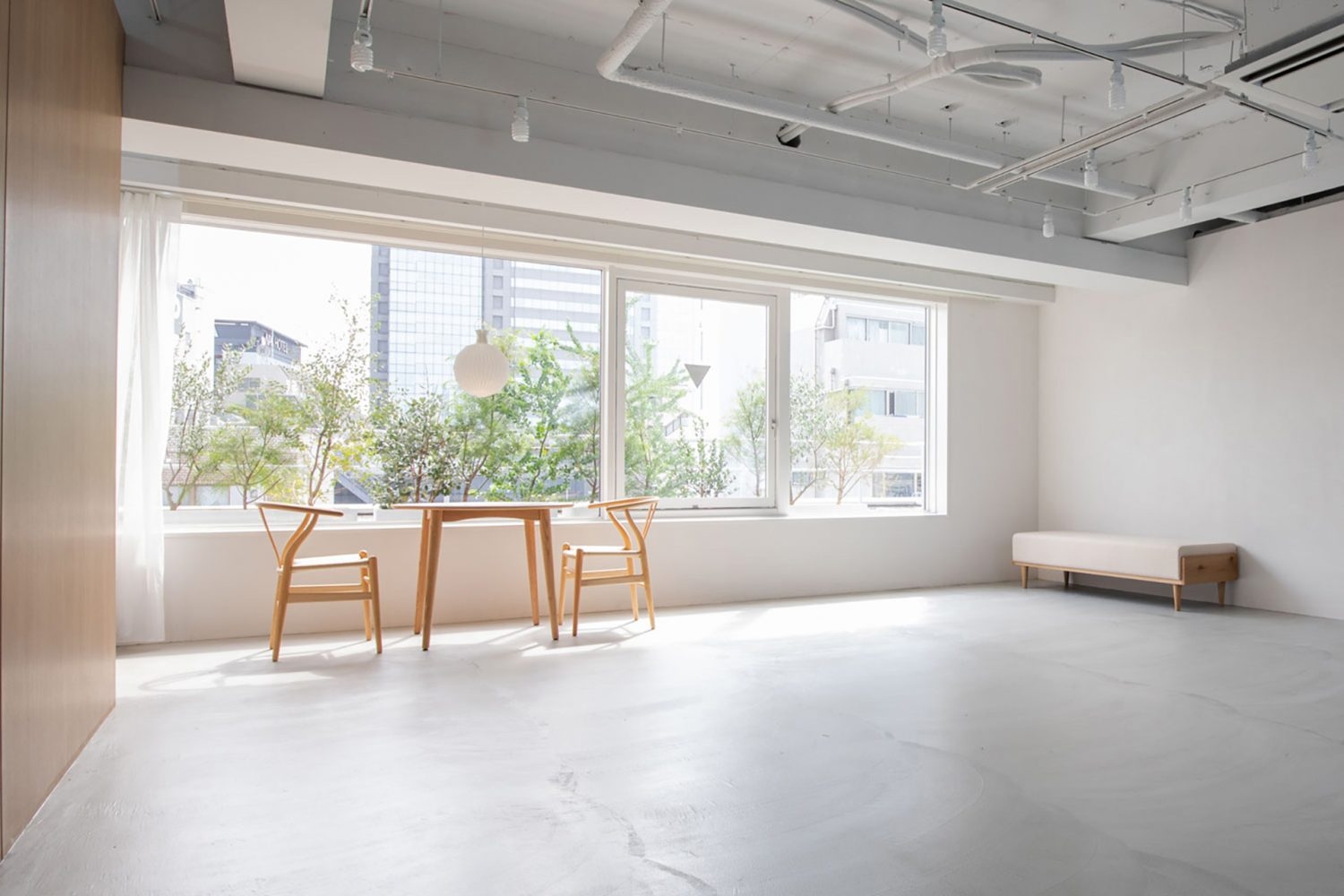 幅5m、高さ1.7mの大きな窓