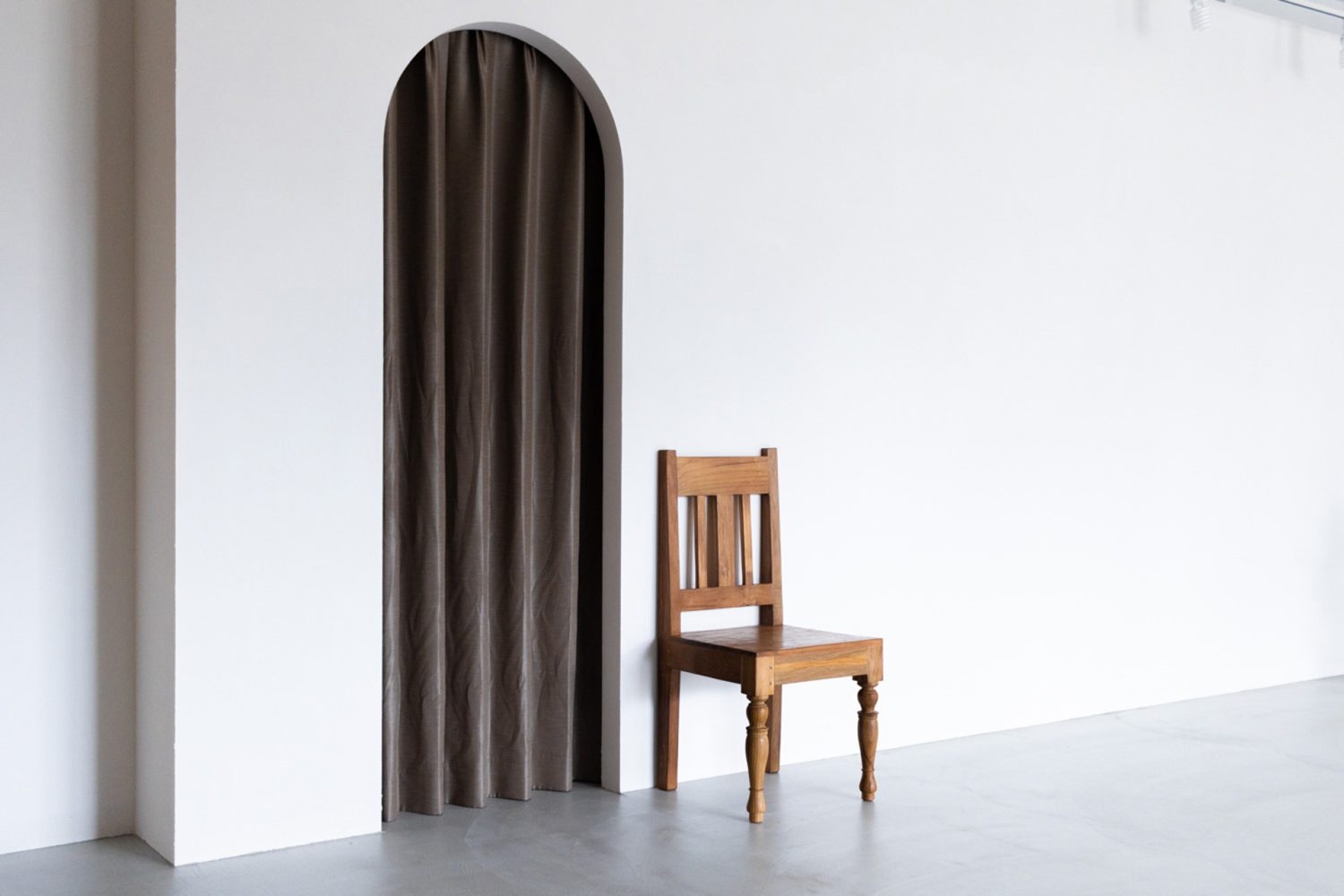 白壁と椅子