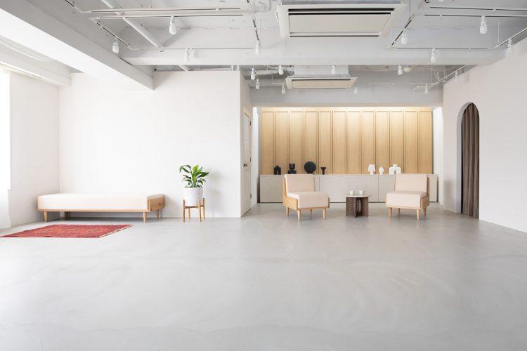 白とナチュルラルウッドの壁