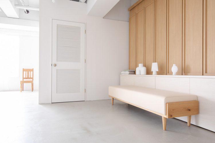 棚とベンチソファ