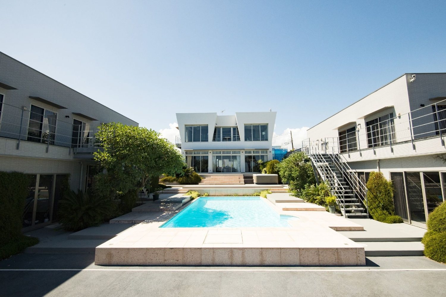 コの字型建物+プール