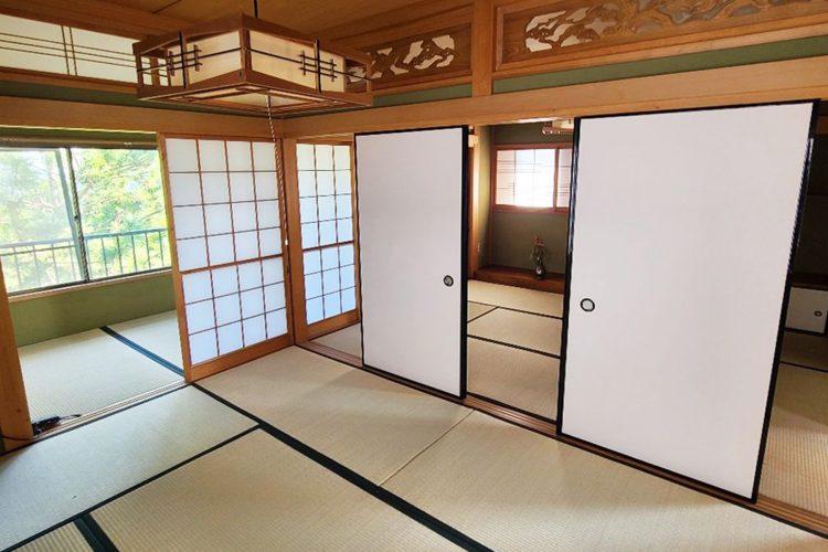 隣接する戸建ての和室