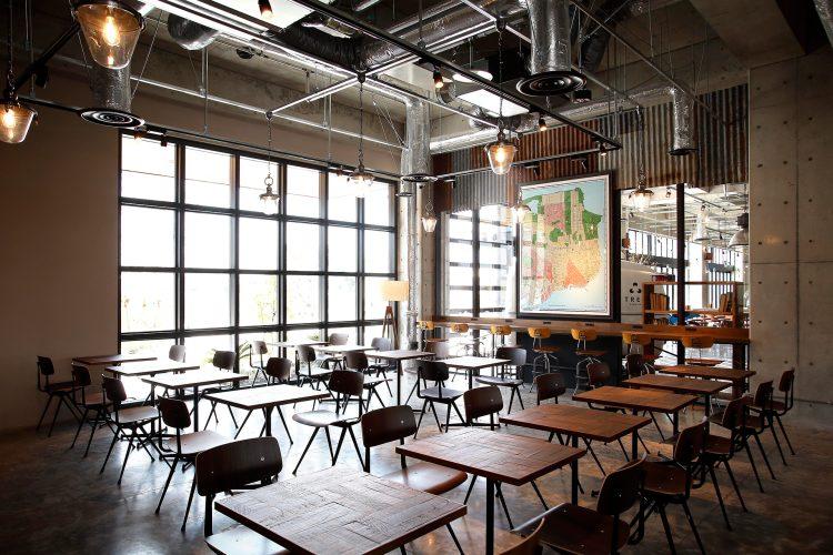 1F カフェラウンジ(照明調節可能)