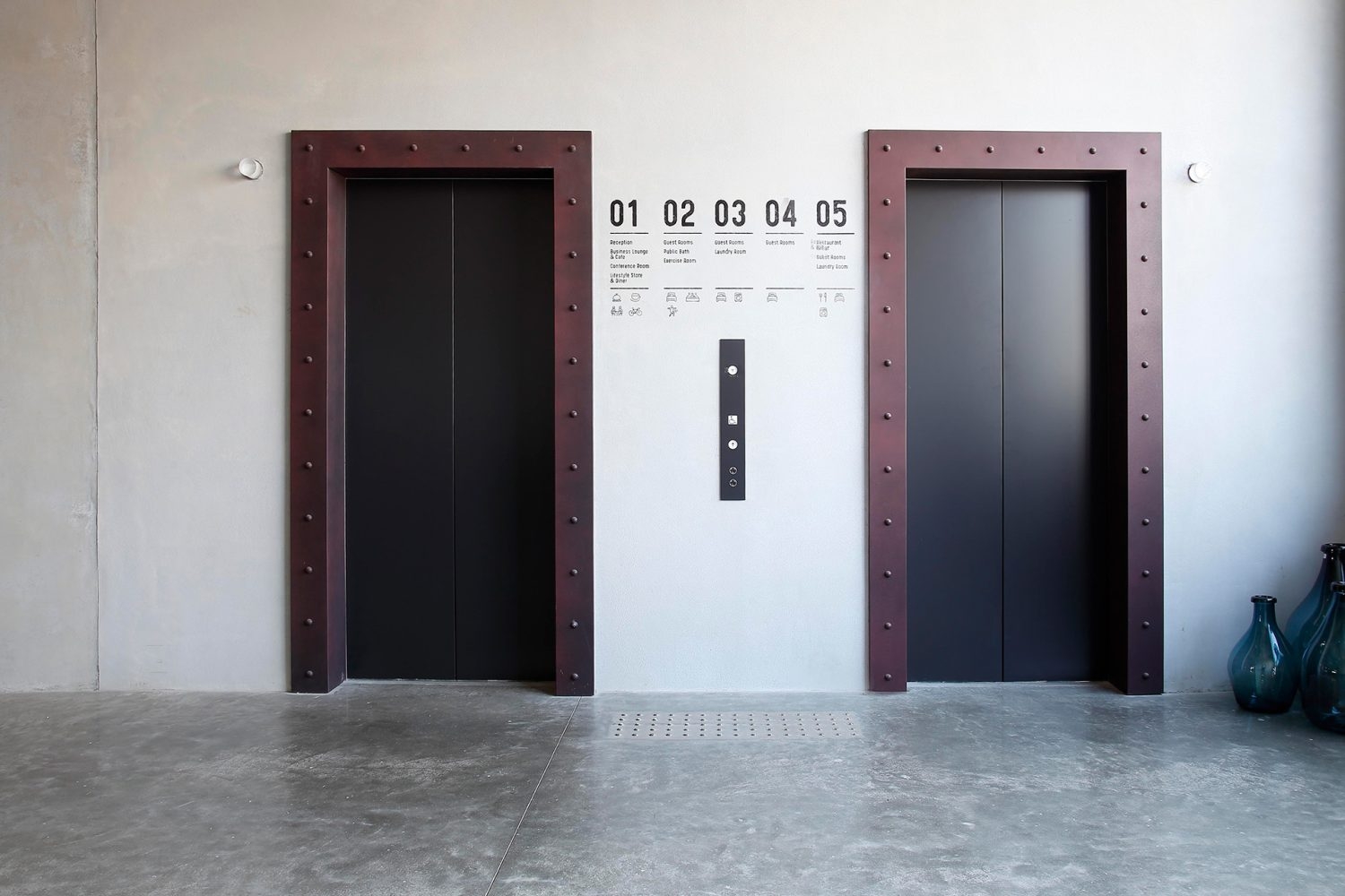 1F エレベーターホール