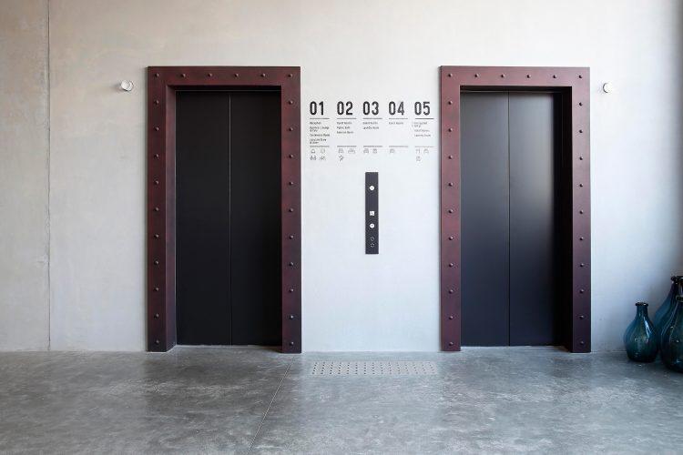 1F エレベーターホール