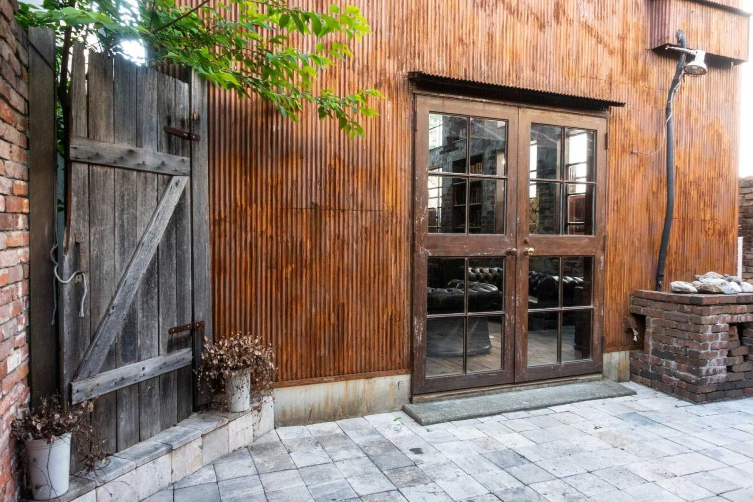 屋外スペース 褐色のトタン壁が印象的