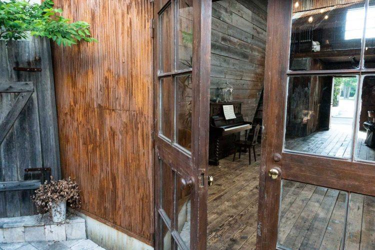 屋外から扉・ガラス越しに室内を撮影することも