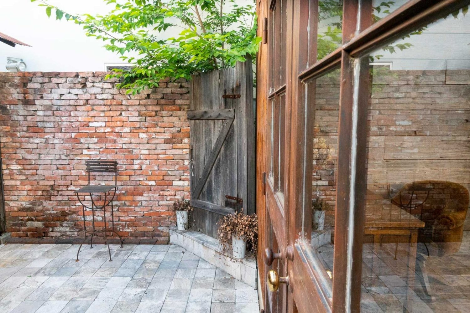 さまざまな表情の石材と木材が織りなす撮影空間